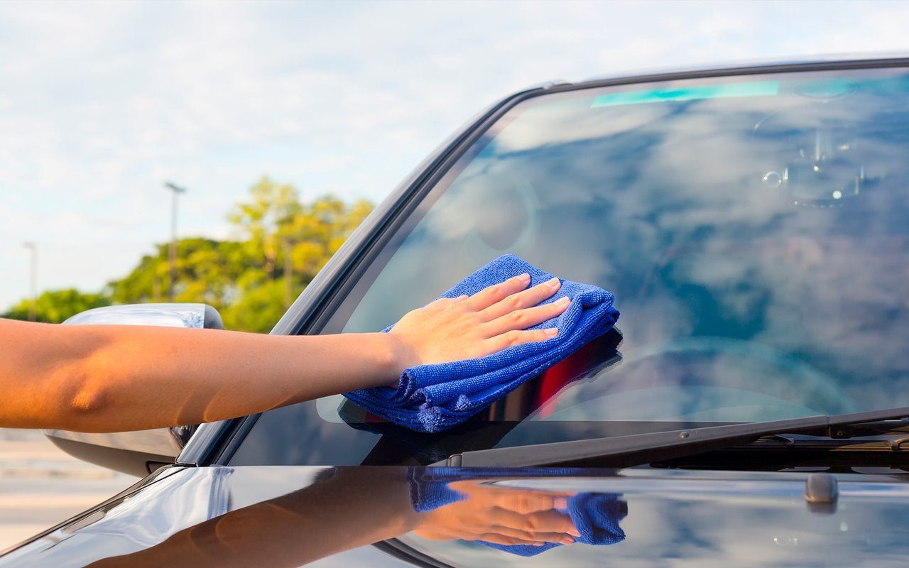 Мытье стекол машины